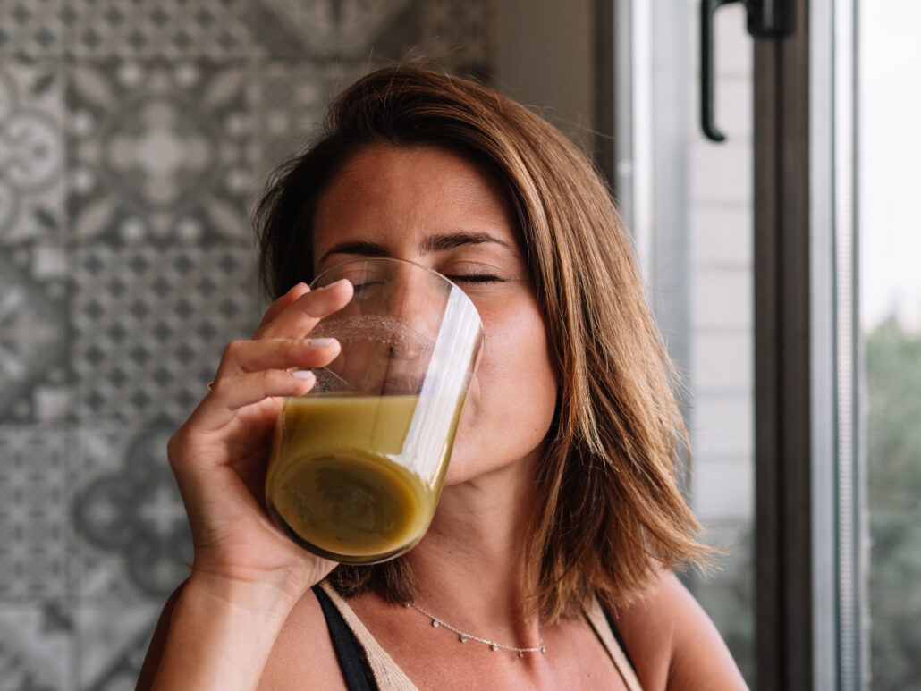 caucasian girl is having a green vegetable juice i 2024 11 28 15 18 52 utc